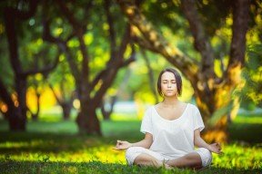鸭脖-梅西帽子戏法，巴萨大胜皇马笑傲国家德比
